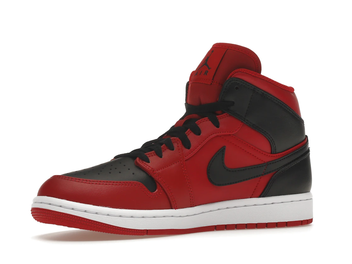 Vue 16 de Jordan 1 Mid Reverse Bred (2021)