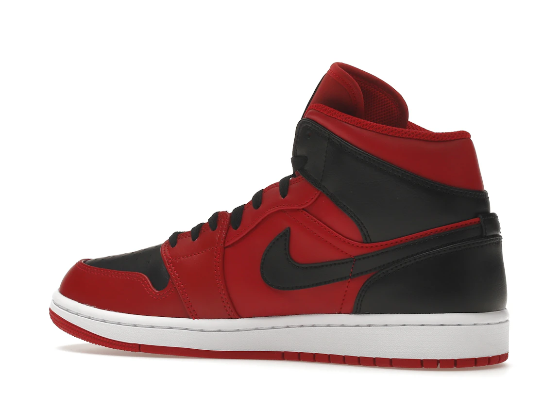 Vue 22 de Jordan 1 Mid Reverse Bred (2021)
