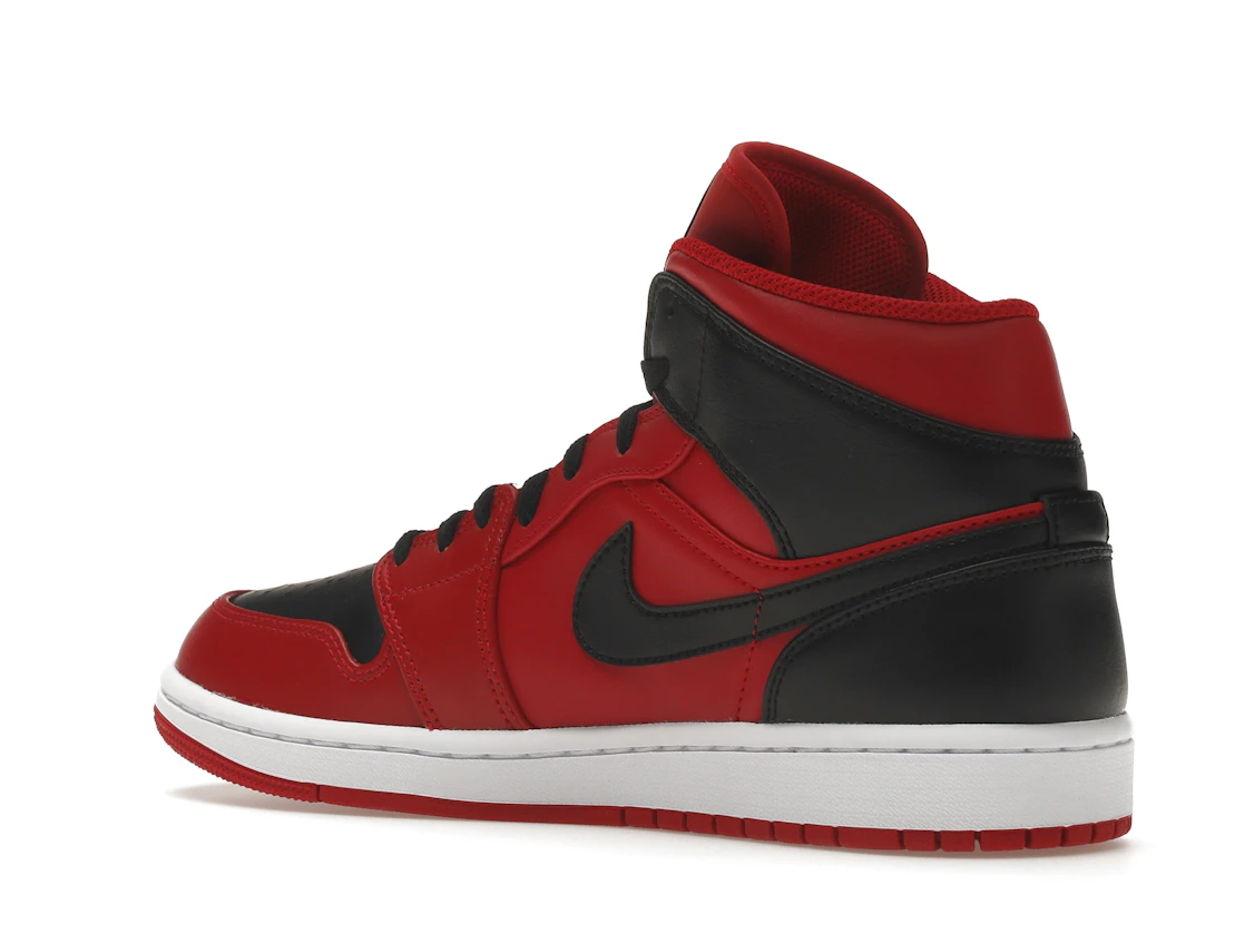 Vue 23 de Jordan 1 Mid Reverse Bred (2021)