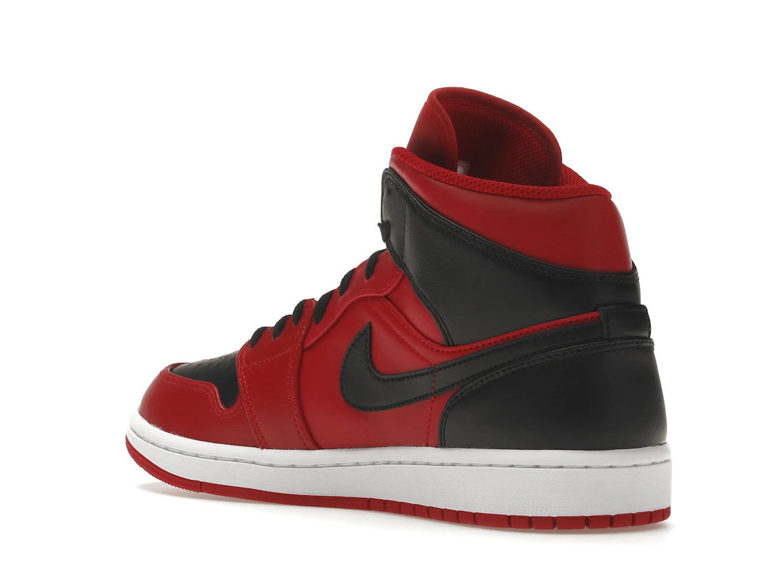 Vue 24 de Jordan 1 Mid Reverse Bred (2021)