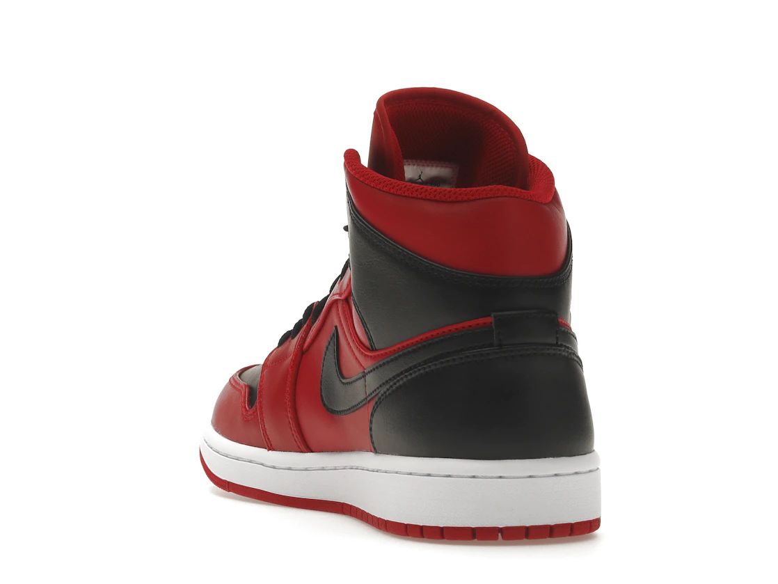 Vue 26 de Jordan 1 Mid Reverse Bred (2021)