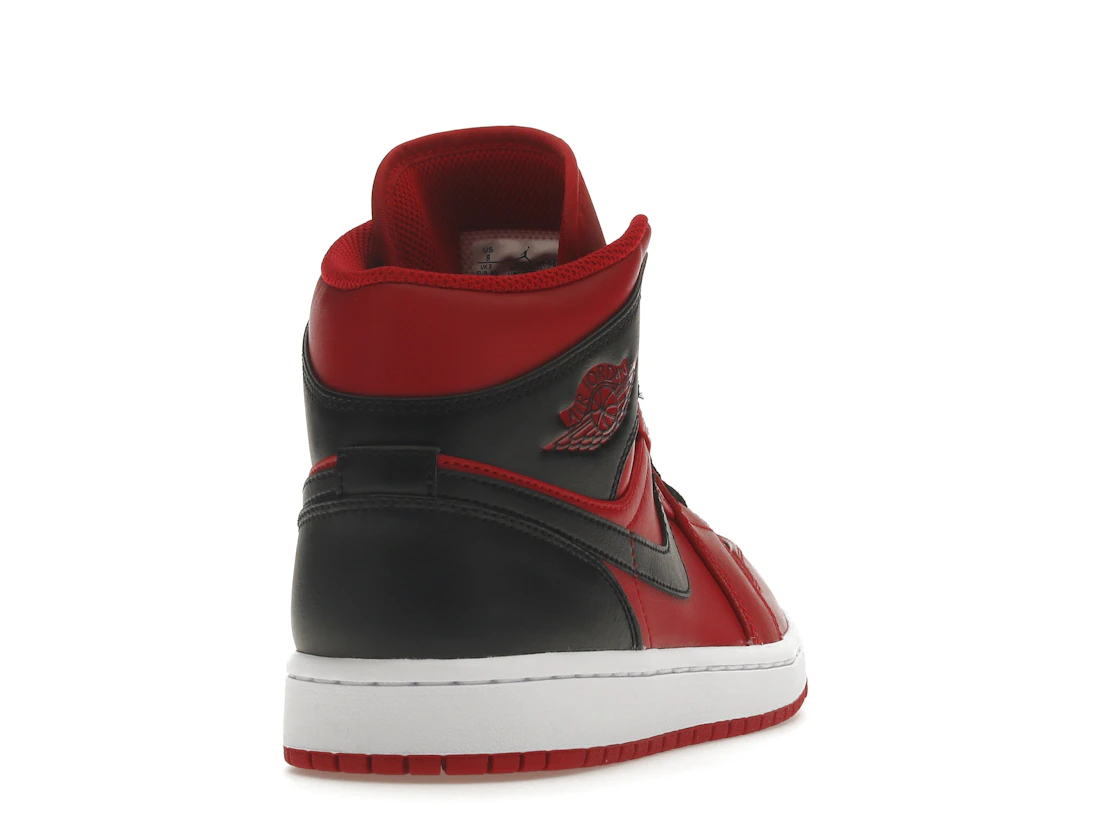 Vue 30 de Jordan 1 Mid Reverse Bred (2021)