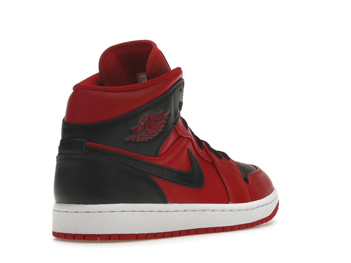Vue 32 de Jordan 1 Mid Reverse Bred (2021)