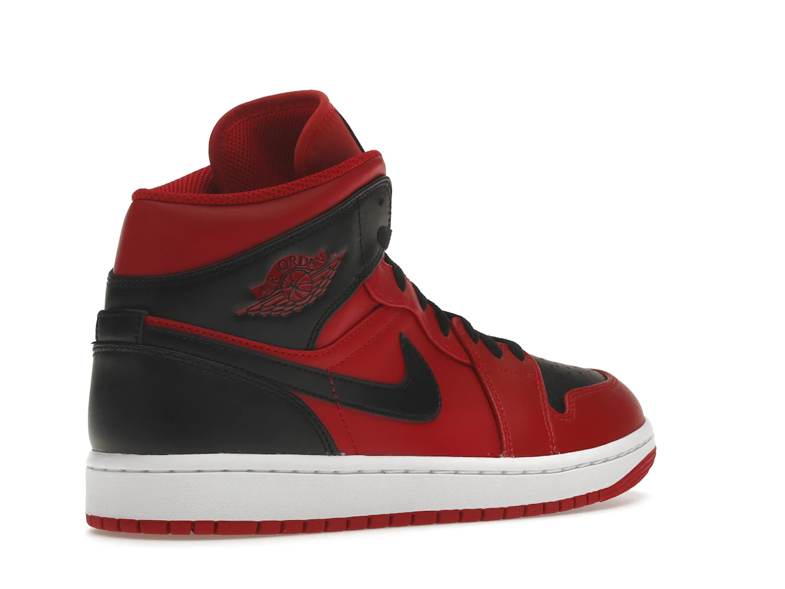 Vue 33 de Jordan 1 Mid Reverse Bred (2021)