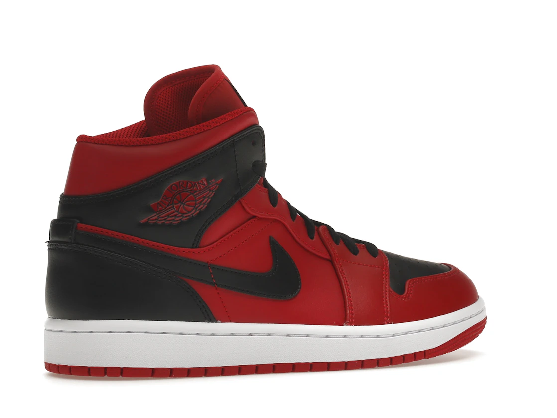 Vue 34 de Jordan 1 Mid Reverse Bred (2021)