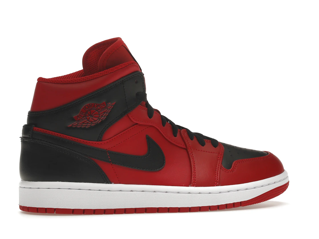 Vue 35 de Jordan 1 Mid Reverse Bred (2021)