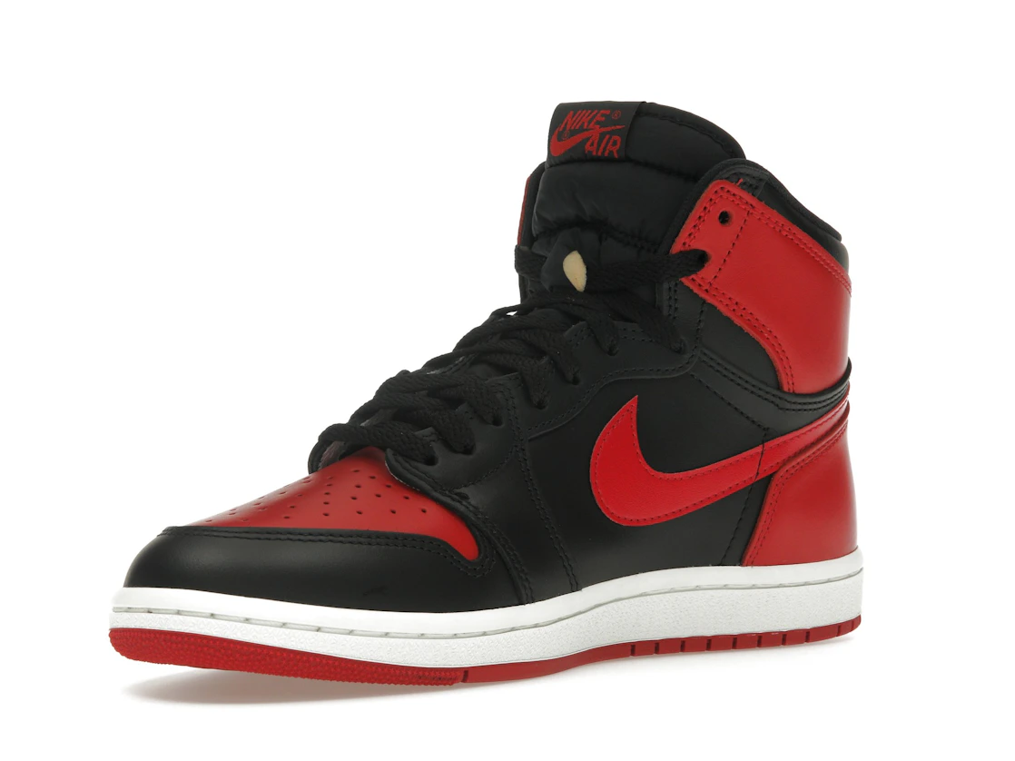 Vue 15 de Jordan 1 Retro High '85 OG Bred (2025)