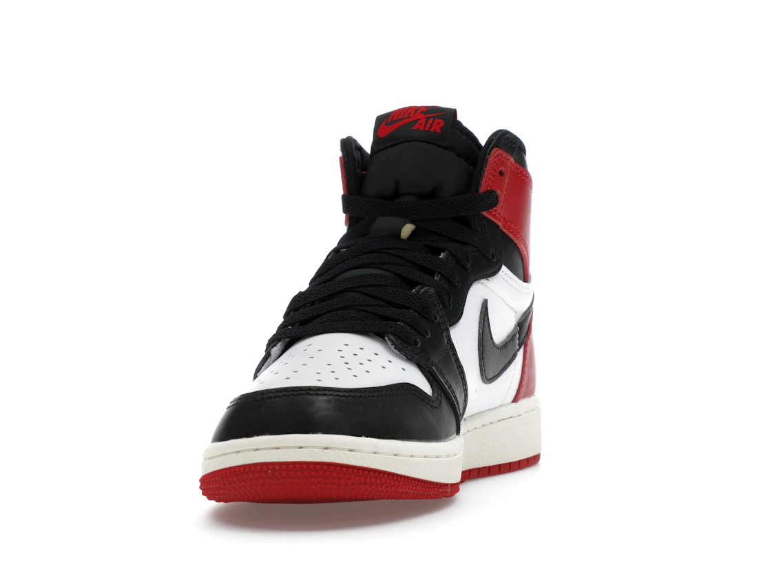 Vue 12 de Jordan 1 Retro High OG Black Toe Reimagined (GS)