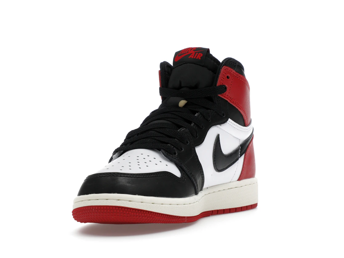 Vue 13 de Jordan 1 Retro High OG Black Toe Reimagined (GS)