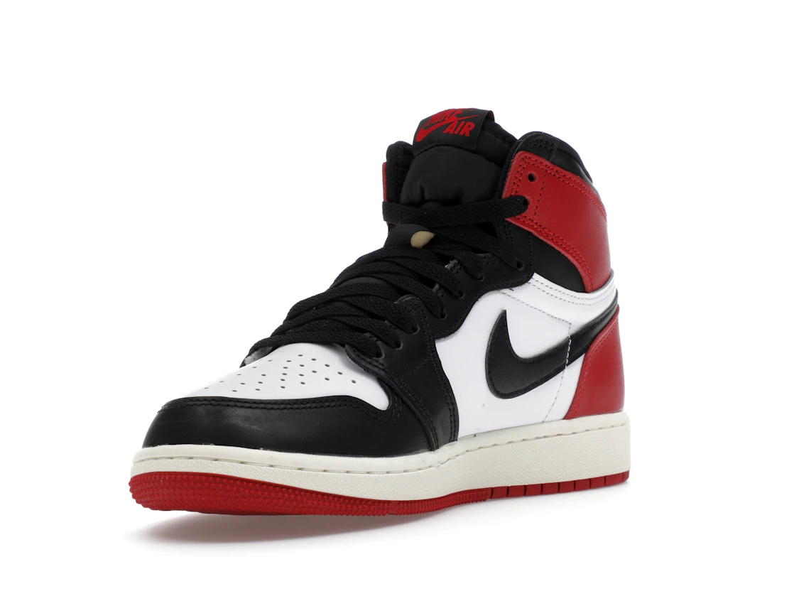 Vue 14 de Jordan 1 Retro High OG Black Toe Reimagined (GS)