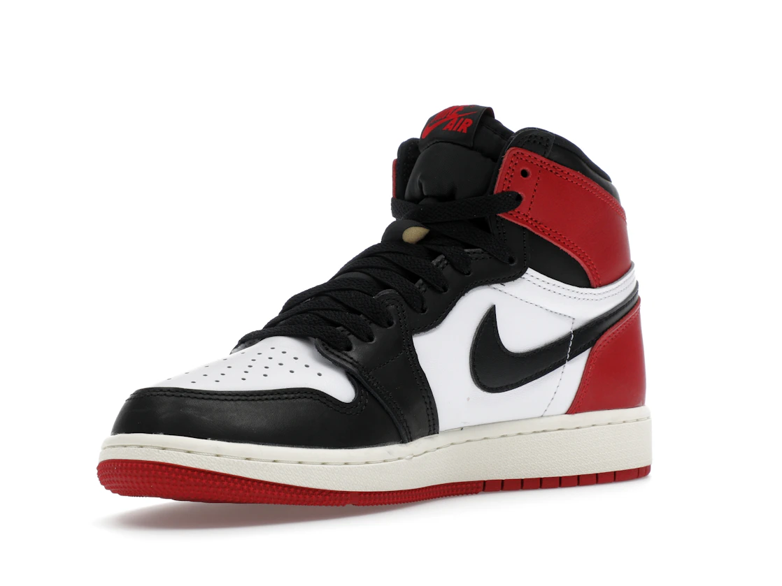 Vue 15 de Jordan 1 Retro High OG Black Toe Reimagined (GS)
