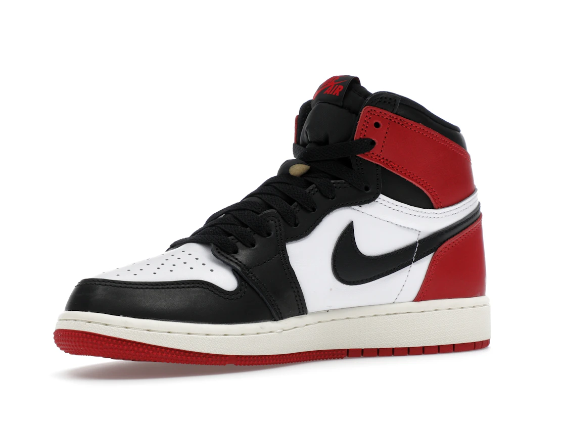 Vue 16 de Jordan 1 Retro High OG Black Toe Reimagined (GS)