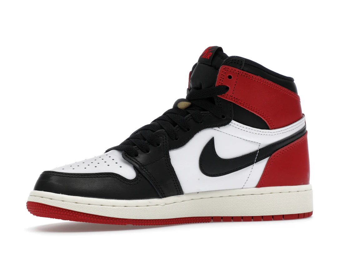 Vue 17 de Jordan 1 Retro High OG Black Toe Reimagined (GS)