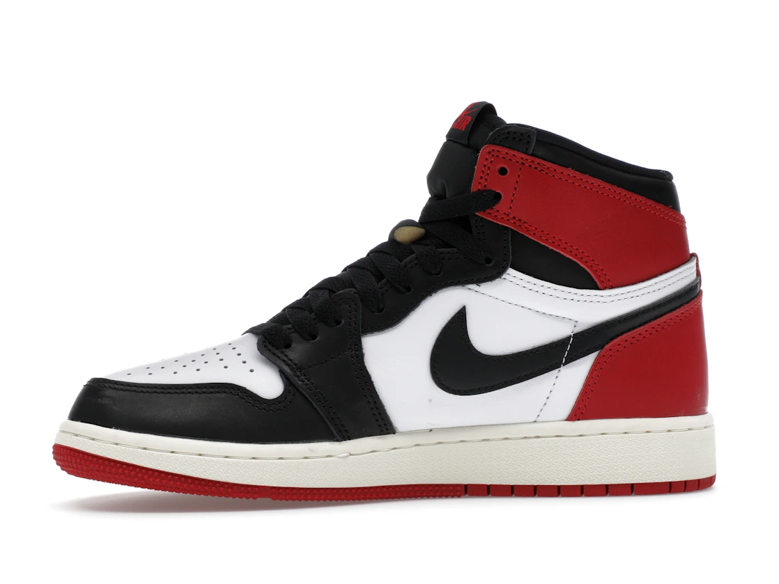 Vue 18 de Jordan 1 Retro High OG Black Toe Reimagined (GS)