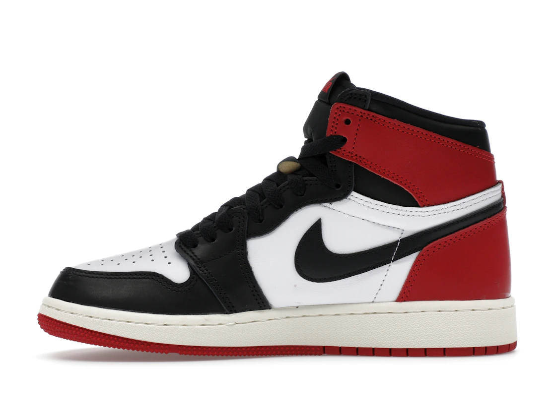 Vue 19 de Jordan 1 Retro High OG Black Toe Reimagined (GS)