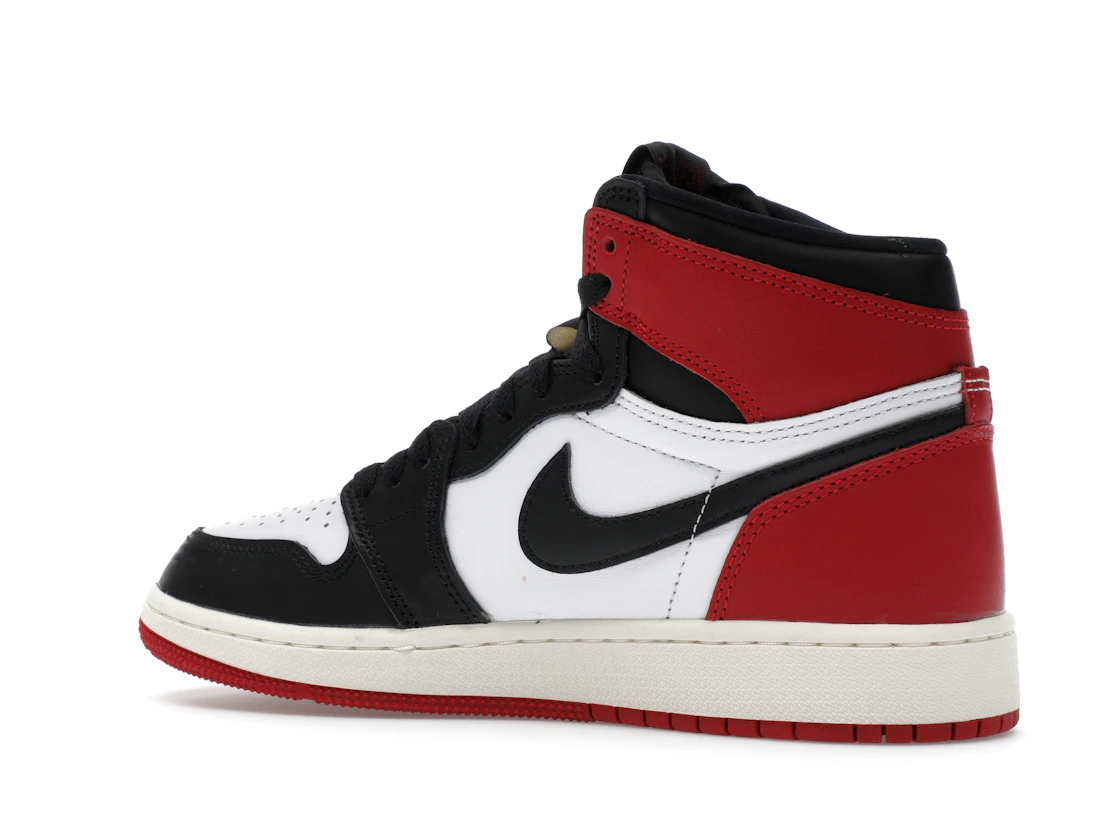 Vue 22 de Jordan 1 Retro High OG Black Toe Reimagined (GS)