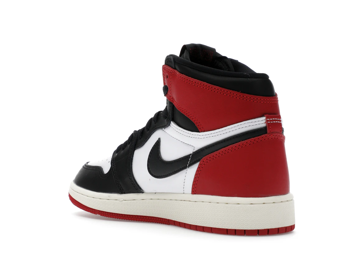 Vue 24 de Jordan 1 Retro High OG Black Toe Reimagined (GS)