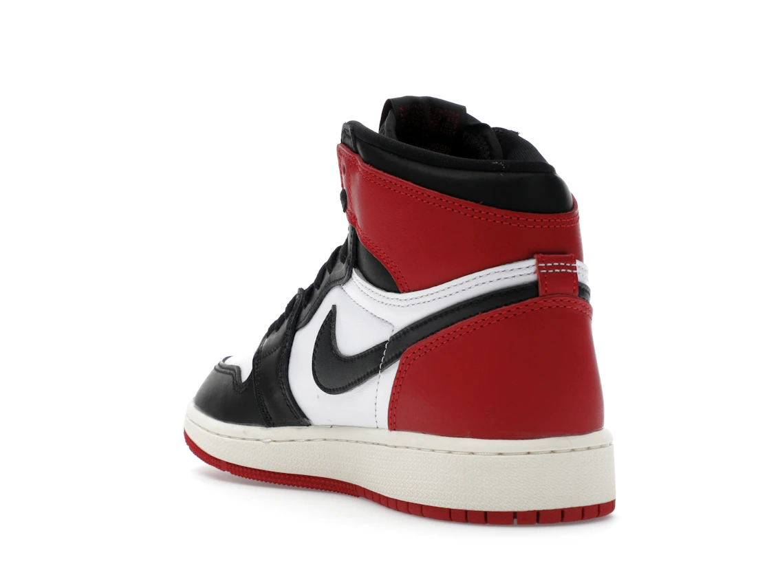 Vue 25 de Jordan 1 Retro High OG Black Toe Reimagined (GS)