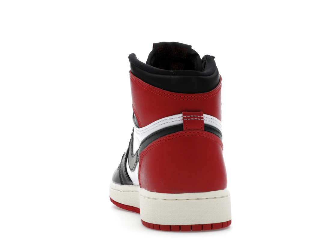 Vue 27 de Jordan 1 Retro High OG Black Toe Reimagined (GS)