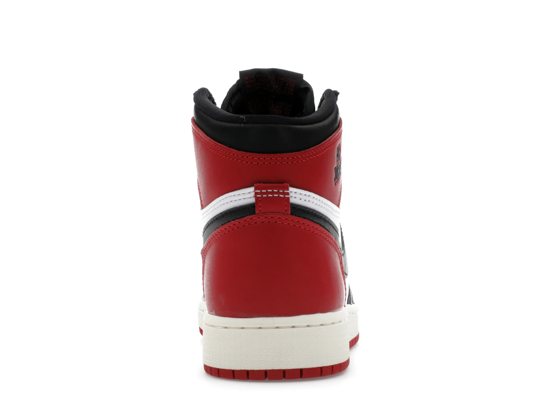 Vue 28 de Jordan 1 Retro High OG Black Toe Reimagined (GS)