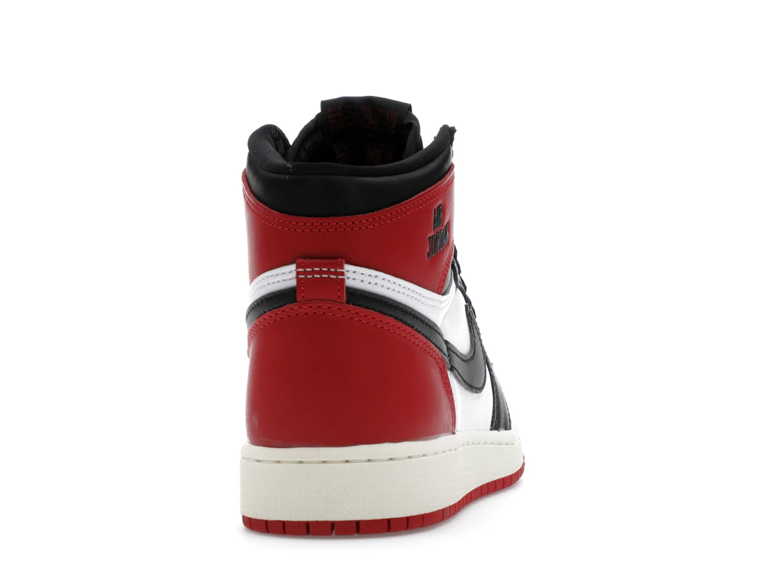 Vue 29 de Jordan 1 Retro High OG Black Toe Reimagined (GS)