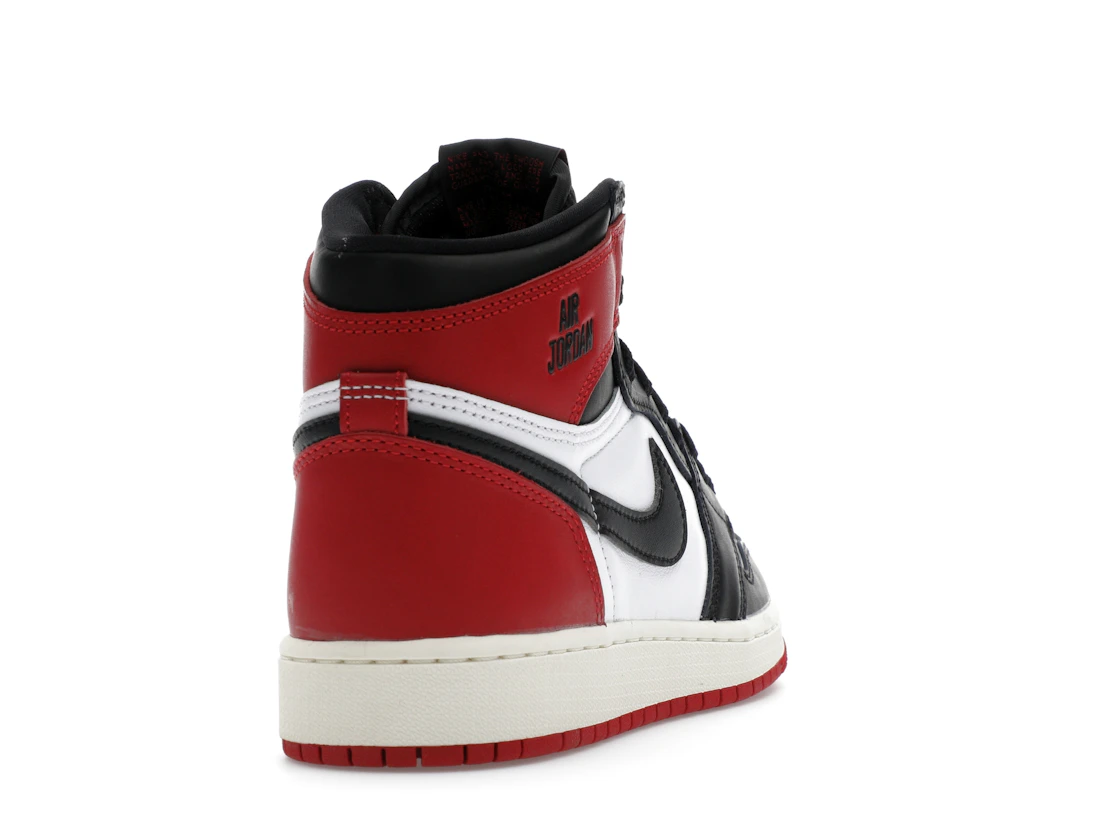 Vue 30 de Jordan 1 Retro High OG Black Toe Reimagined (GS)