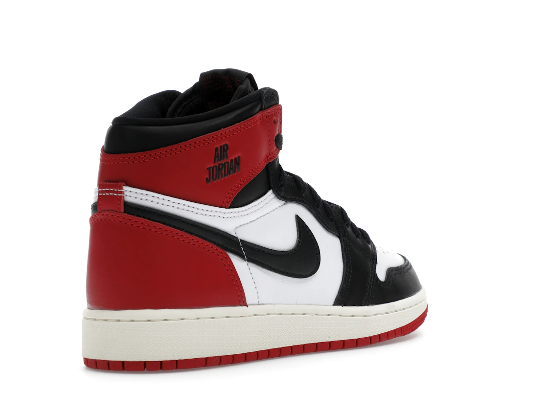 Vue 32 de Jordan 1 Retro High OG Black Toe Reimagined (GS)