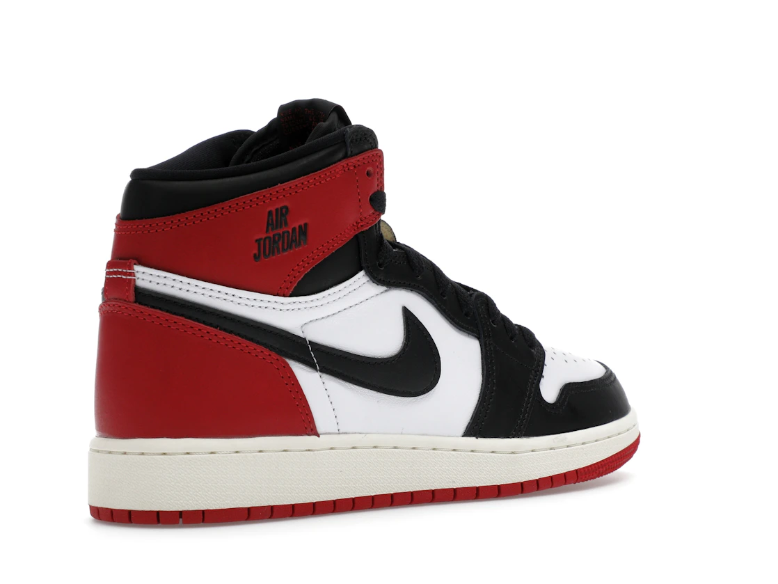 Vue 33 de Jordan 1 Retro High OG Black Toe Reimagined (GS)