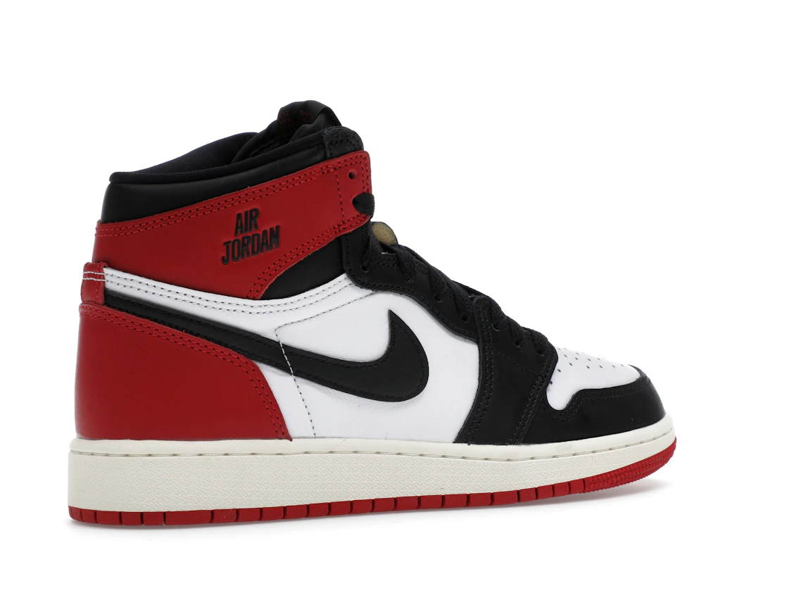 Vue 34 de Jordan 1 Retro High OG Black Toe Reimagined (GS)