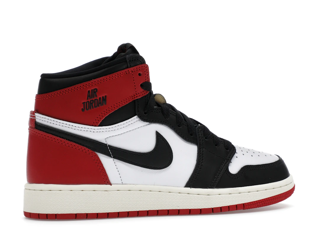 Vue 35 de Jordan 1 Retro High OG Black Toe Reimagined (GS)