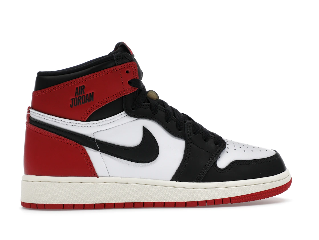 Vue 36 de Jordan 1 Retro High OG Black Toe Reimagined (GS)