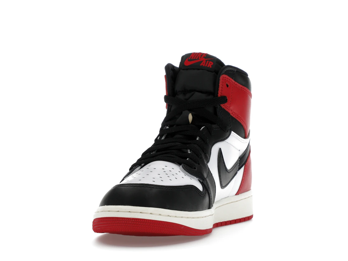 Vue 12 de Jordan 1 Retro High OG Black Toe Reimagined