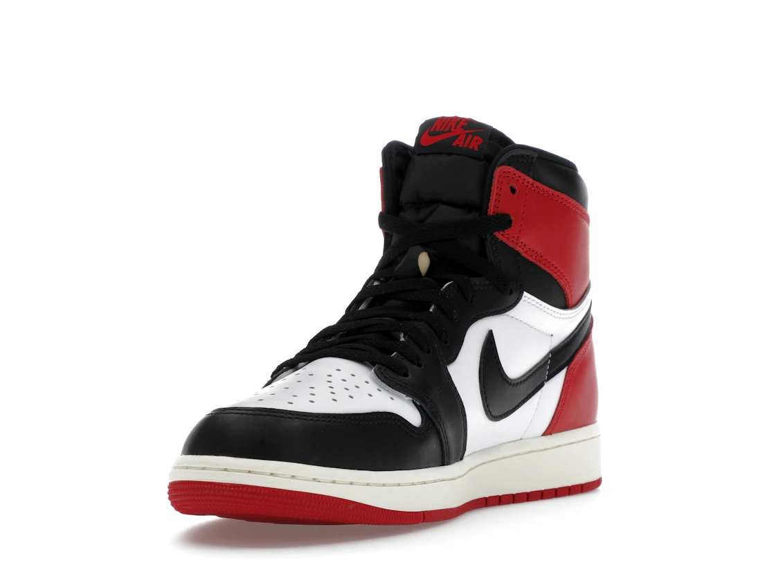 Vue 13 de Jordan 1 Retro High OG Black Toe Reimagined