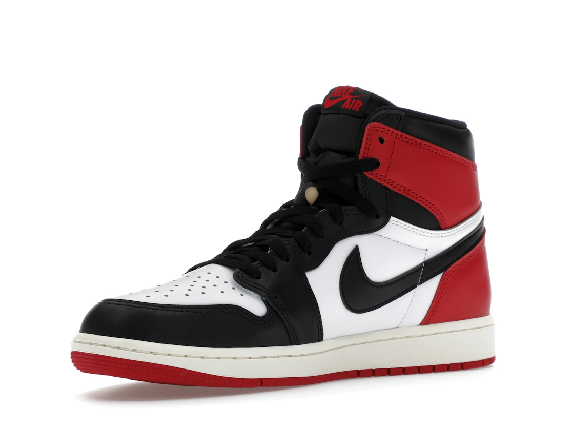 Vue 15 de Jordan 1 Retro High OG Black Toe Reimagined