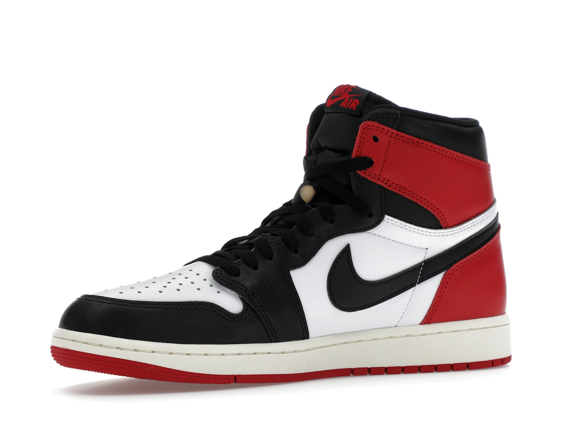 Vue 16 de Jordan 1 Retro High OG Black Toe Reimagined