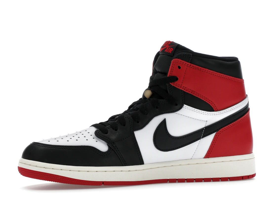 Vue 17 de Jordan 1 Retro High OG Black Toe Reimagined