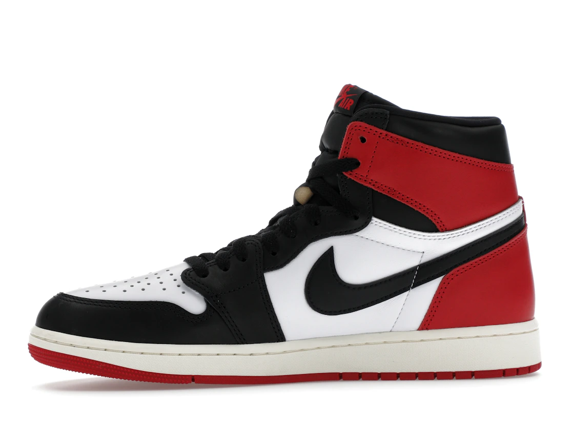 Vue 18 de Jordan 1 Retro High OG Black Toe Reimagined