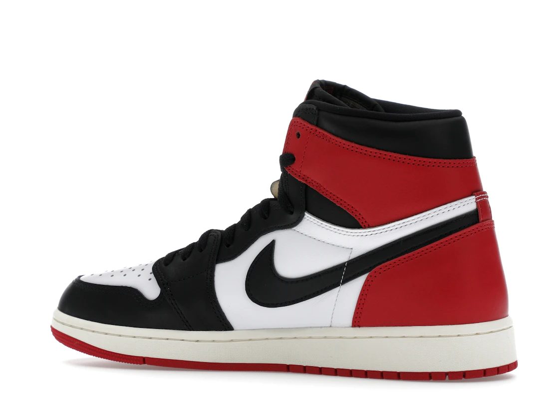Vue 22 de Jordan 1 Retro High OG Black Toe Reimagined