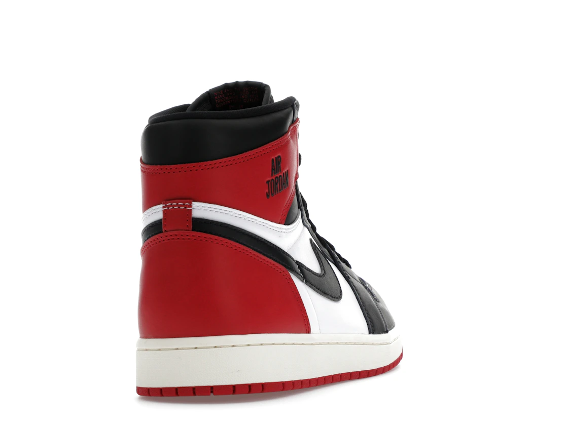 Vue 30 de Jordan 1 Retro High OG Black Toe Reimagined