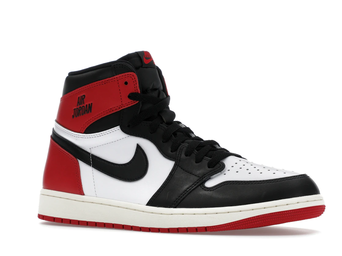 Vue 4 de Jordan 1 Retro High OG Black Toe Reimagined
