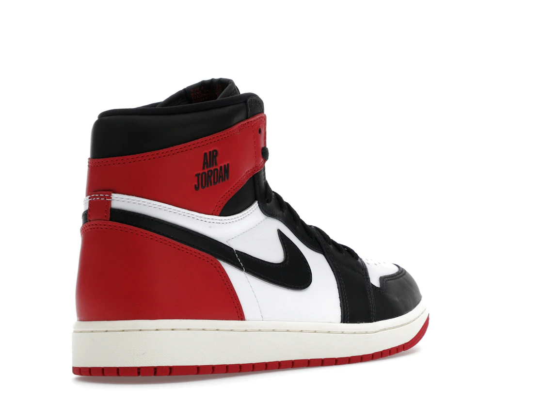 Vue 32 de Jordan 1 Retro High OG Black Toe Reimagined