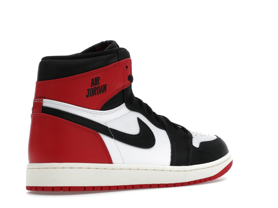 Vue 33 de Jordan 1 Retro High OG Black Toe Reimagined