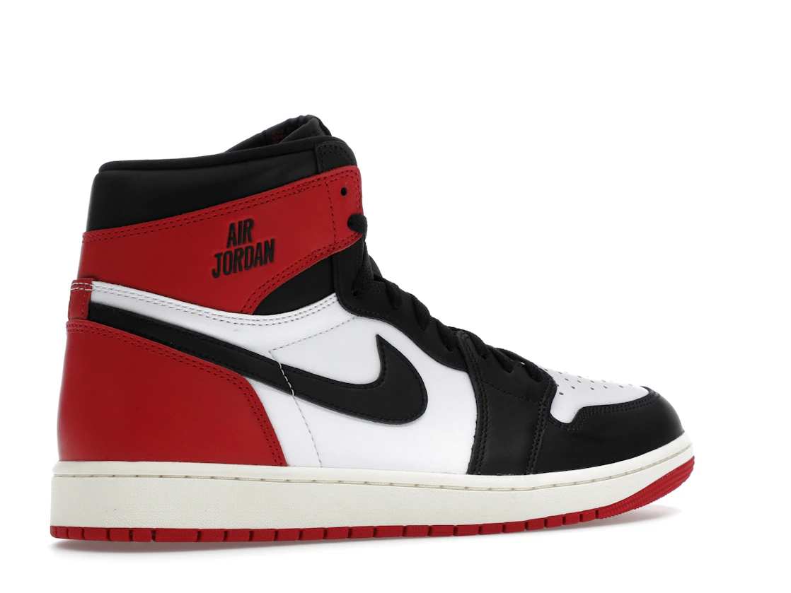 Vue 34 de Jordan 1 Retro High OG Black Toe Reimagined