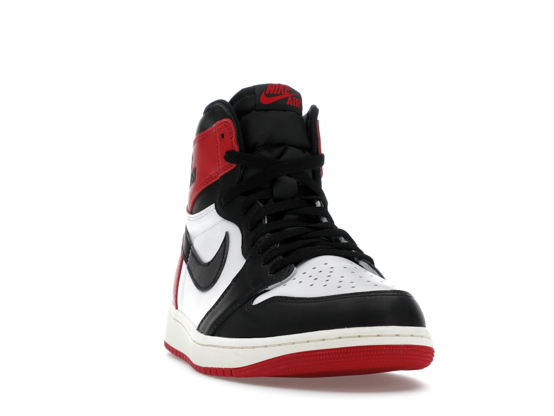 Vue 8 de Jordan 1 Retro High OG Black Toe Reimagined