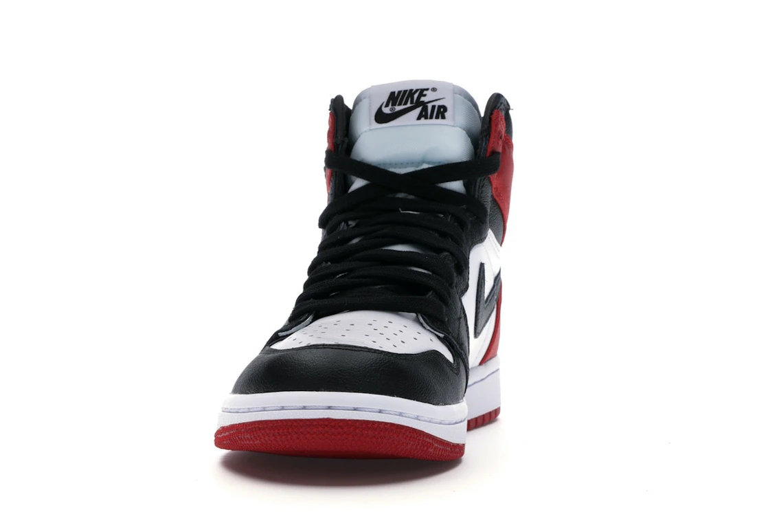 Vue 11 de Jordan 1 Retro High Satin Black Toe 