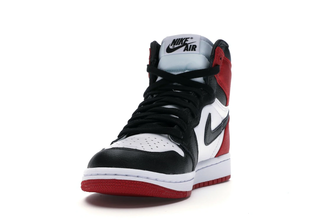 Vue 12 de Jordan 1 Retro High Satin Black Toe 