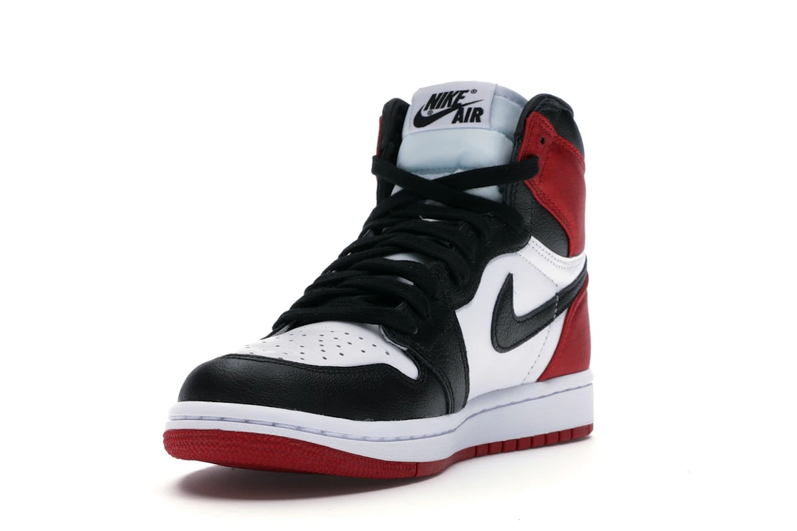 Vue 13 de Jordan 1 Retro High Satin Black Toe 
