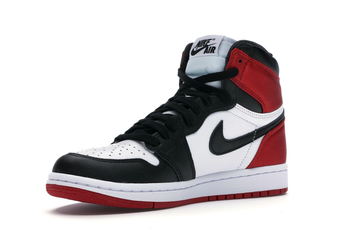 Vue 15 de Jordan 1 Retro High Satin Black Toe 