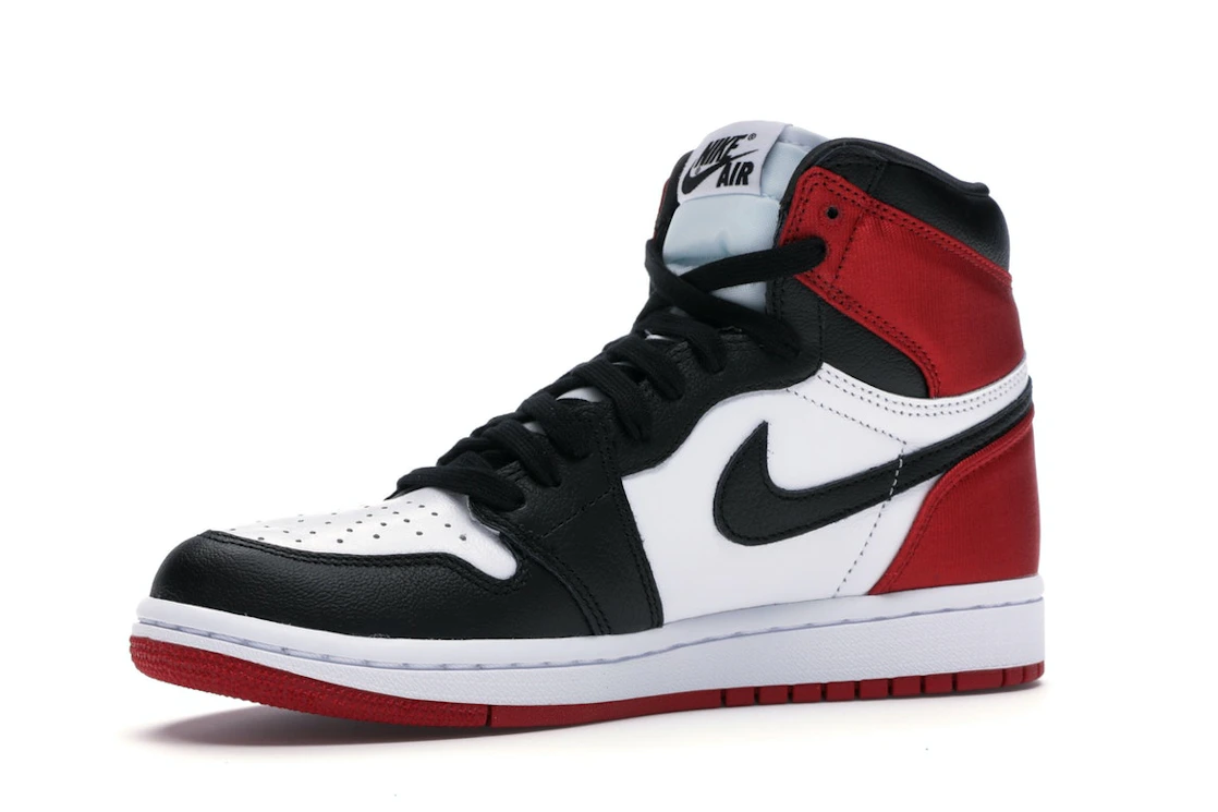 Vue 16 de Jordan 1 Retro High Satin Black Toe 