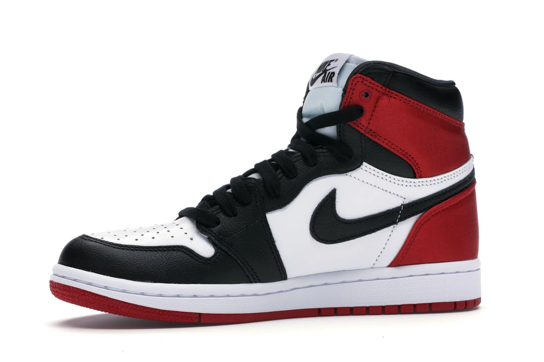 Vue 17 de Jordan 1 Retro High Satin Black Toe 